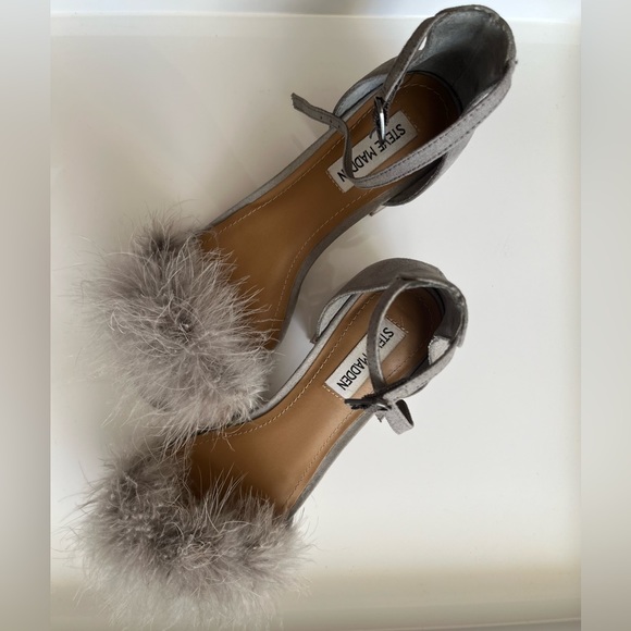 Women’s 🔸Steve Madden🔸 Imelda Grey Feathers 🪶 Sandals - Picture 2 of 15